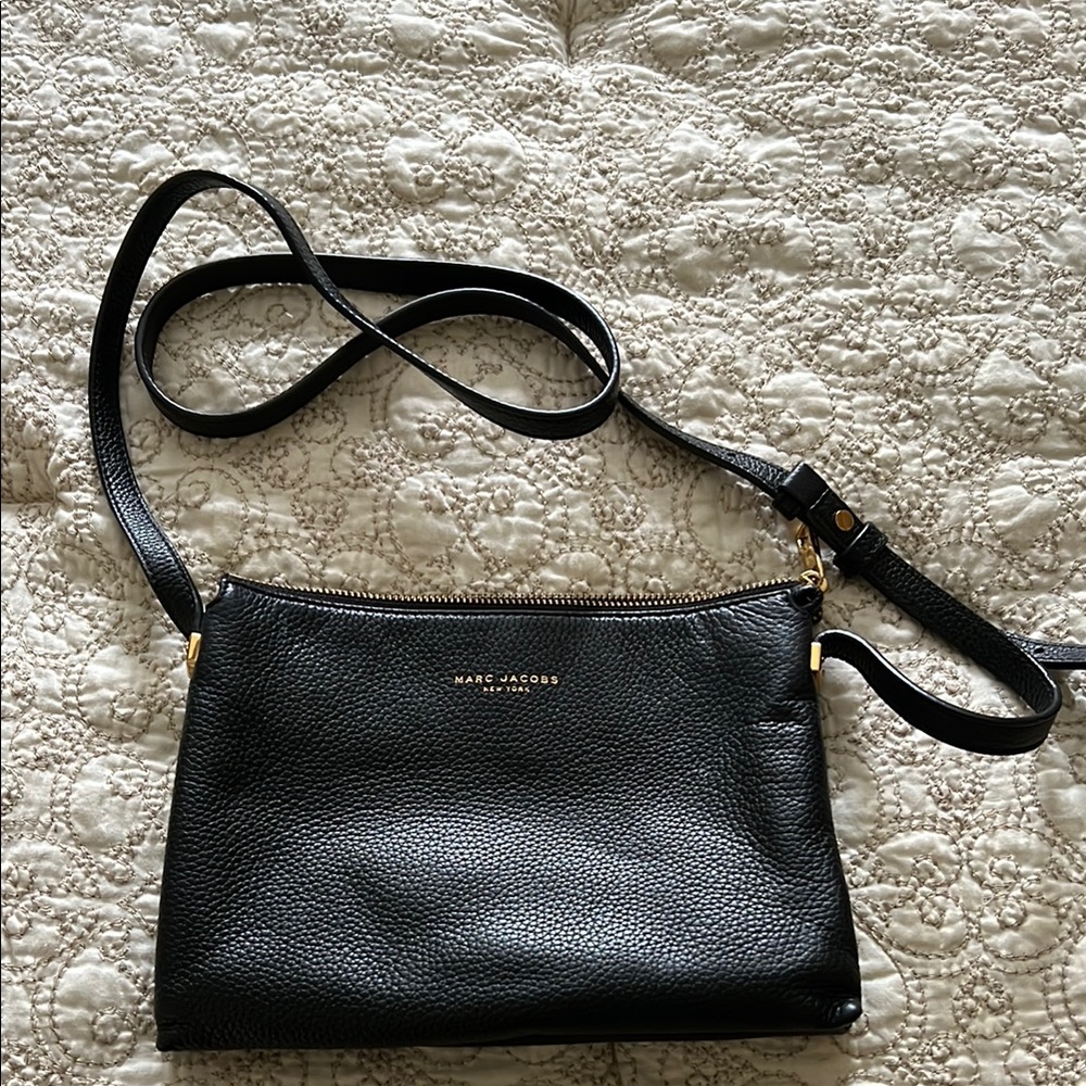 Marc Jacobs Black Crossbody Bag Sleek and Versatile